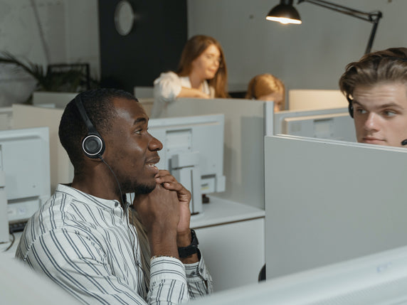 Balancing Privacy and Collaboration in Open Office Landscapes
